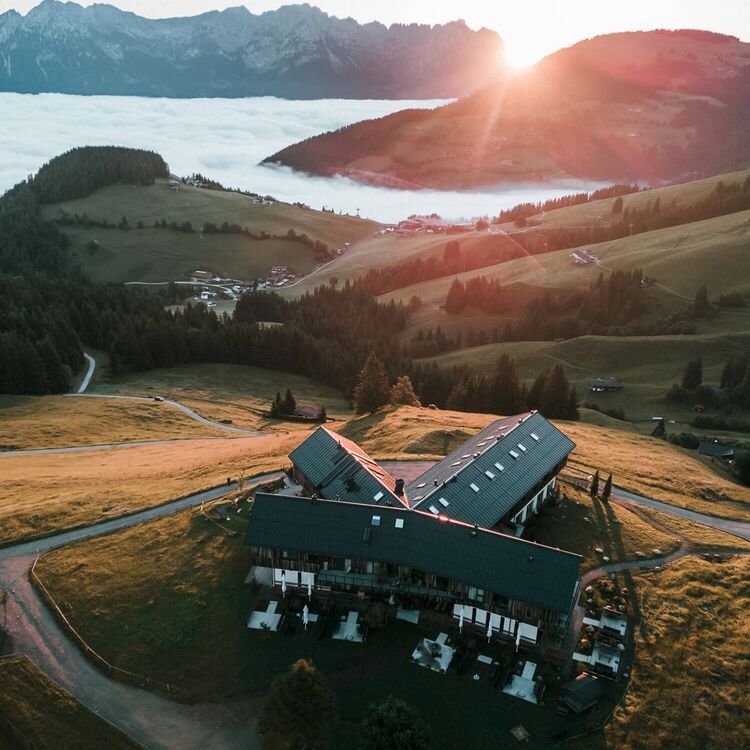 Die alpine Architektur des Hotels bietet atemberaubende Ausblicke auf die Berge und sorgt für ein einzigartiges Gästeerlebnis.