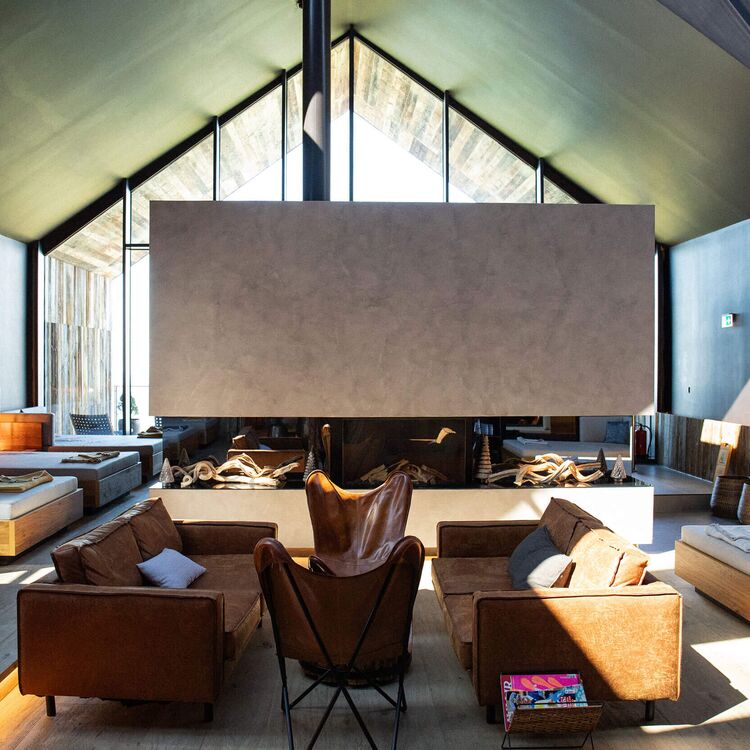 Ein modernes Hotelinterieur zeigt elegante Sitzmöbel und offene Raumgestaltung für ein einzigartiges Gästeerlebnis.