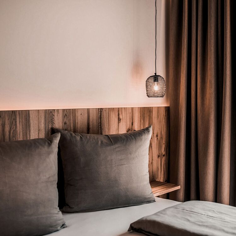 Ein gemütliches Hotelzimmer mit eleganter Raumgestaltung, das ein einladendes Gästeerlebnis bietet.
