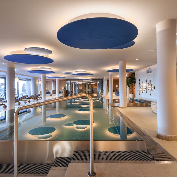 Elegante Innenarchitektur eines Hotelspas mit stilvollem Pool und modernem Design für ein unvergessliches Gästeerlebnis.