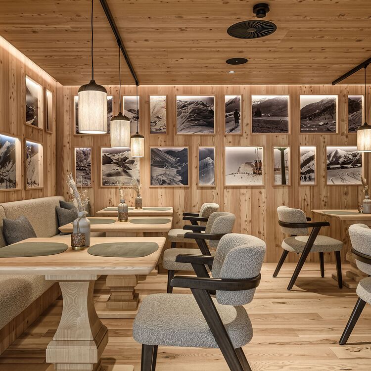 Gemütliches Restaurant mit alpin inspirierter Innenarchitektur und einem Fokus auf Gästeerlebnis und Raumgestaltung.
