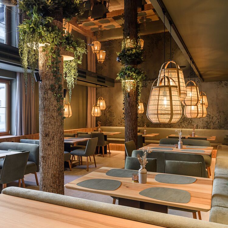 Moderne Innenarchitektur mit alpenländischem Flair und gemütlicher Raumgestaltung im Hotel-Restaurant.