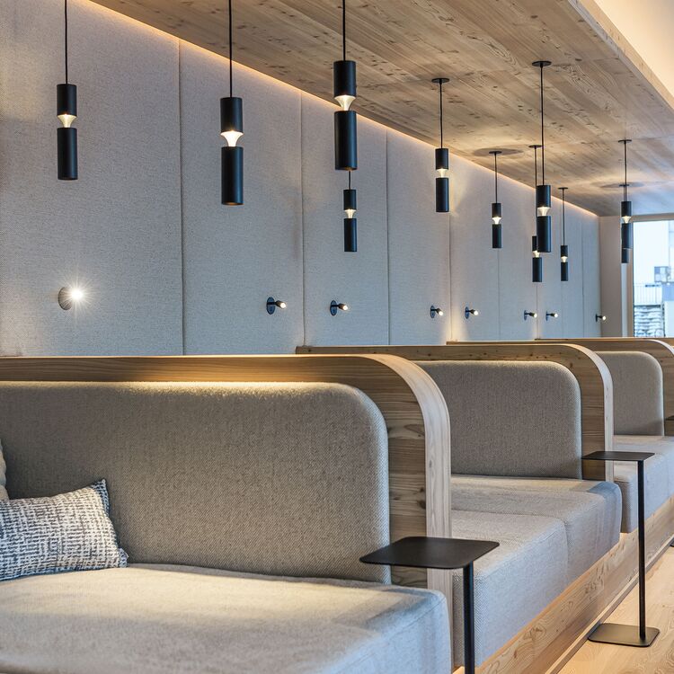 Elegante Raumgestaltung in einem Hotel mit modernen Sitzgelegenheiten und stimmungsvollem Licht für ein optimales Gästeerlebnis.