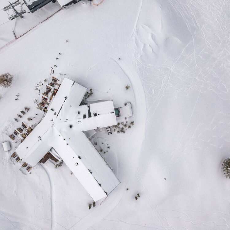 Das alpine Hotelkonzept bietet Gästen einen Blick auf die verschneite Landschaft und Erholung in der Natur.
