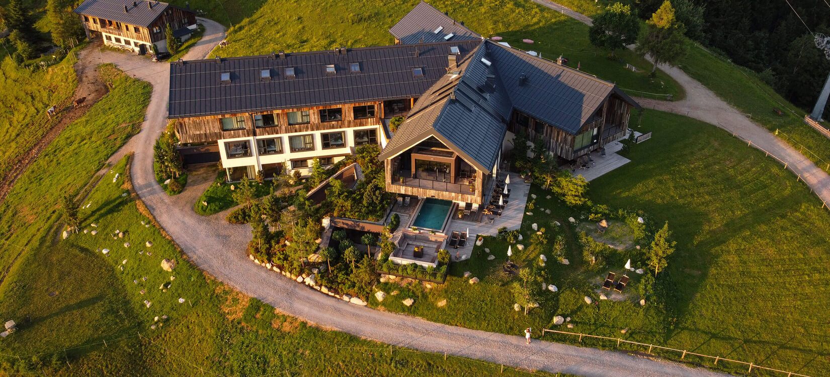 Eine beeindruckende Hotelarchitektur in alpiner Umgebung bietet Gästen ein einzigartiges Erlebnis und harmonische Raumgestaltung.