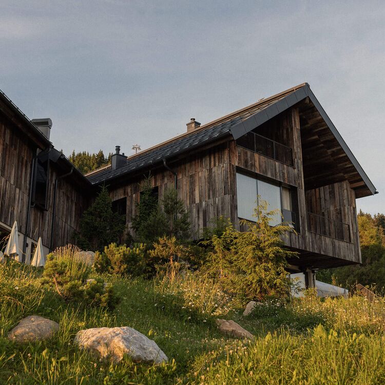Das alpine Hotel verbindet natürliche Materialien mit modernem Hoteldesign in harmonischer Landschaft.