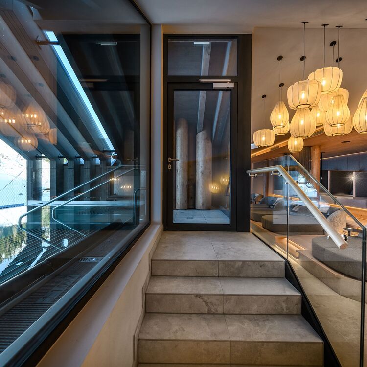 Moderner Eingangsbereich des Hotels mit beeindruckender Hotelarchitektur und eleganter Innenarchitektur.