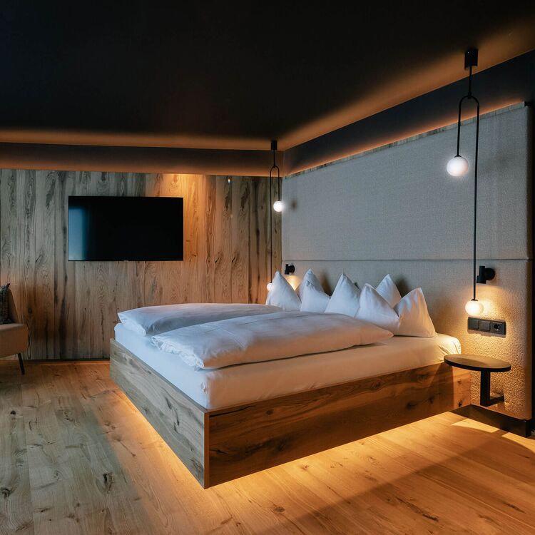 Modernes Hoteldesign zeigt ein stilvolles Zimmer mit Holzdetails und gemütlicher Raumgestaltung für ein optimales Gästeerlebnis.
