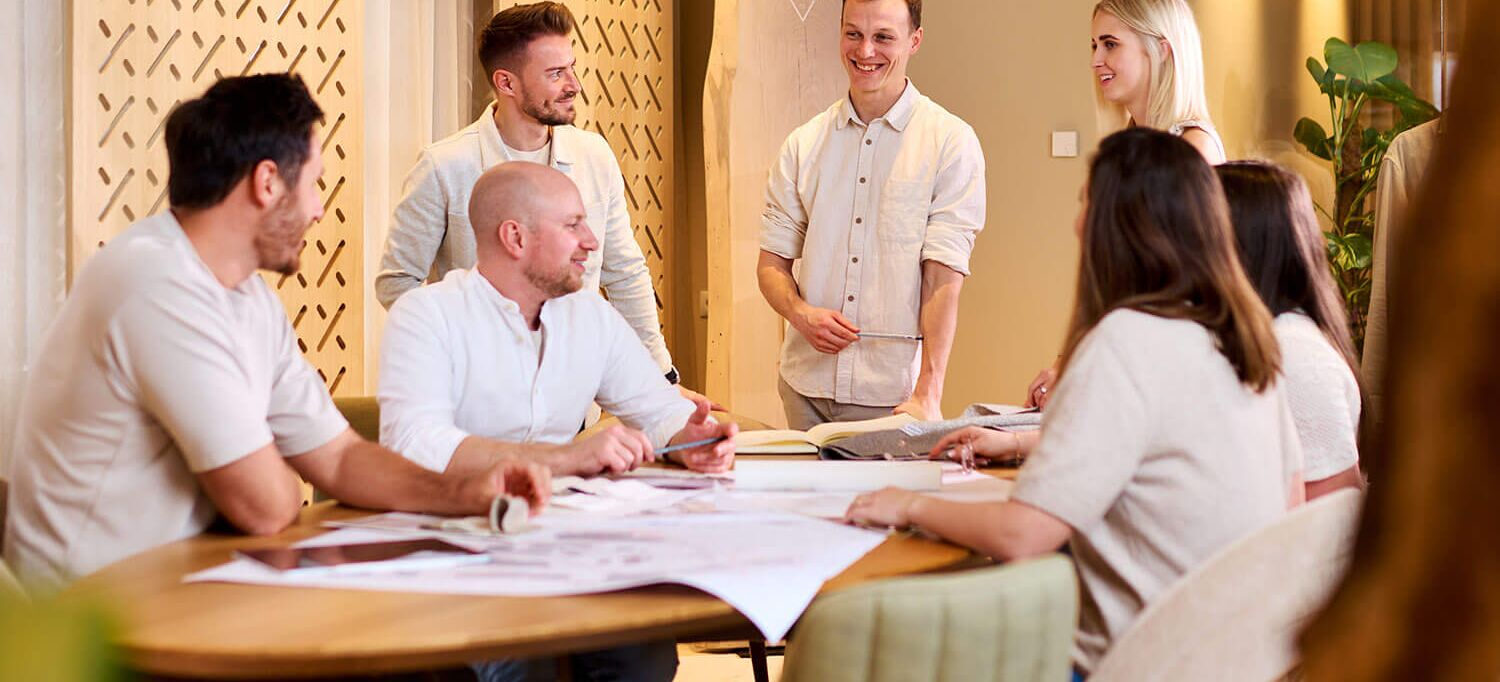 Teambesprechung im ecoTECTURA-Büro zu einem Hotelprojekt