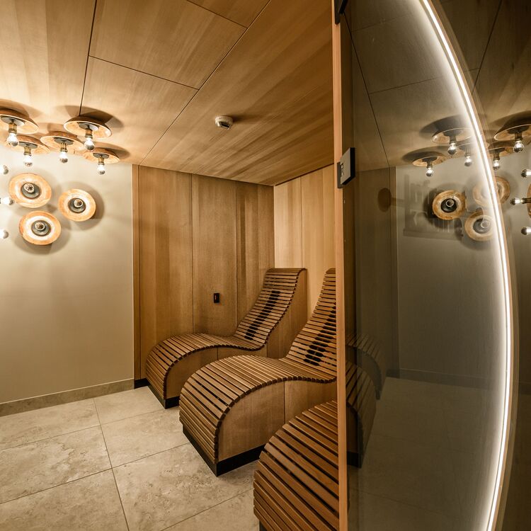 Moderne Innenarchitektur mit Holzdetails schafft ein einladendes Gästeerlebnis im Hotelbereich.