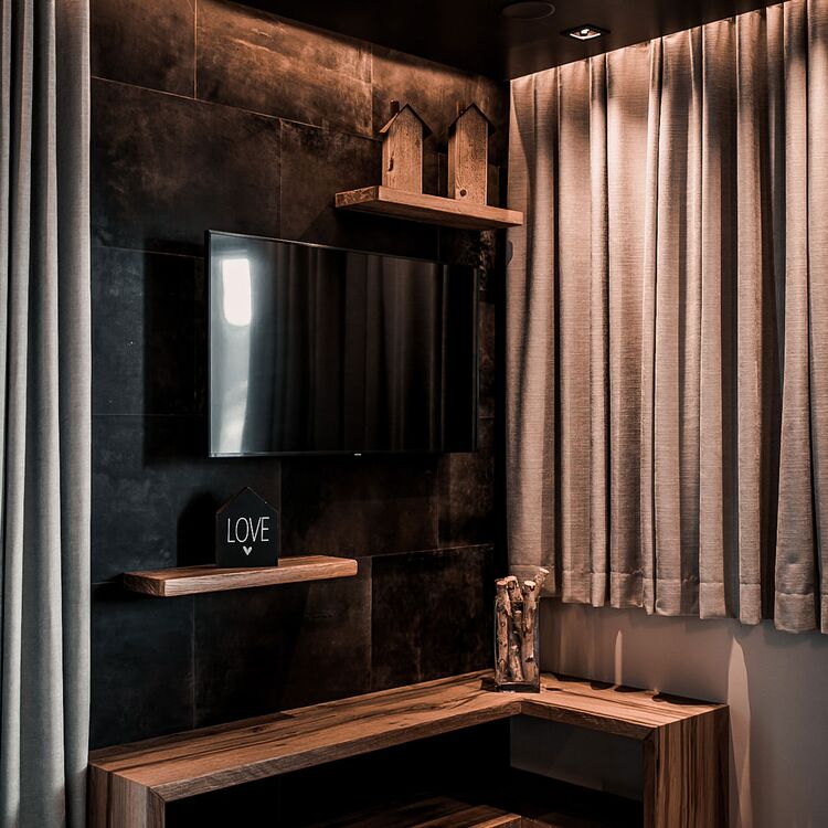 Moderne Hotelarchitektur zeigt eine stilvolle Raumgestaltung mit Holzdetails und eleganter Beleuchtung im Innenraum.