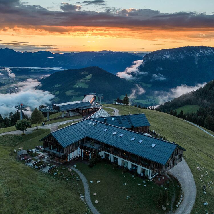 Die alpine Architektur des Hotels bietet atemberaubende Ausblicke und ein einzigartiges Gästeerlebnis in der Natur.