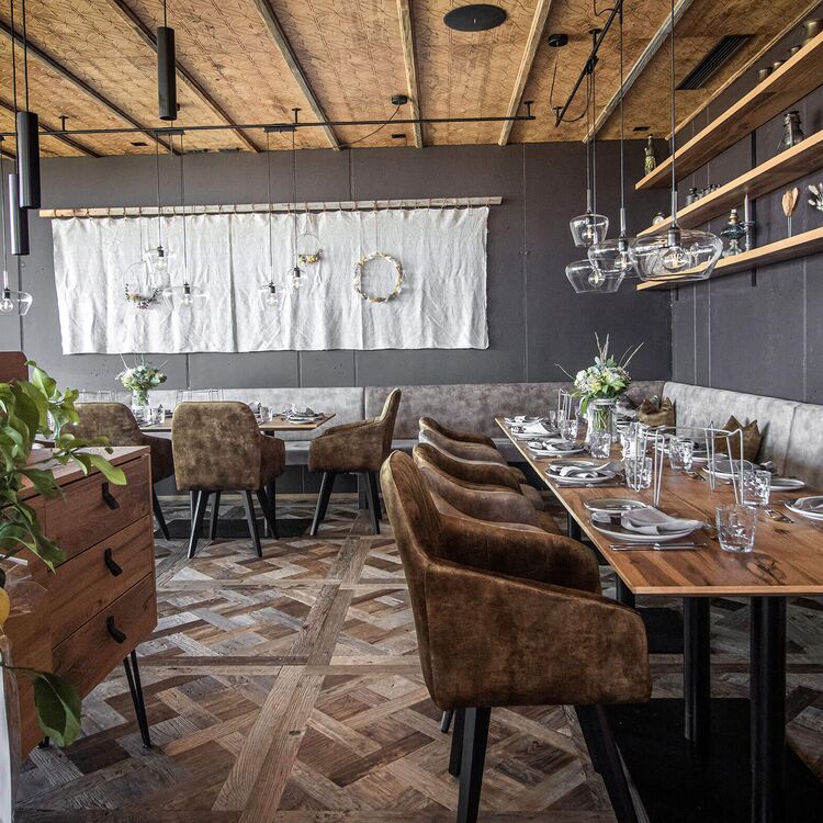 Modernes Hoteldesign zeigt eine stilvolle Innenarchitektur mit eleganten Möbeln und einer einladenden Atmosphäre.