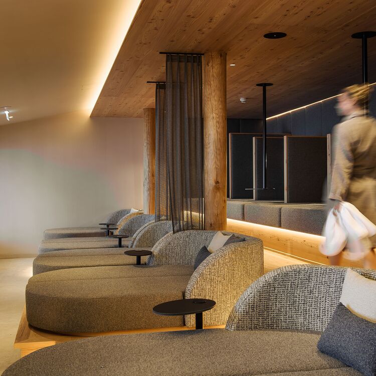 Ein eleganter Spa-Bereich mit modernem Hoteldesign und gemütlichen Sitzgelegenheiten für ein unvergessliches Gästeerlebnis.