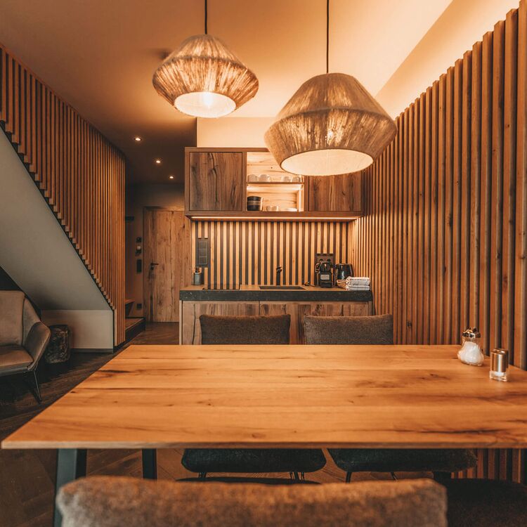 Moderne Innenarchitektur mit Holzverkleidung und gemütlichem Essbereich für ein unvergessliches Gästeerlebnis im Hotel.