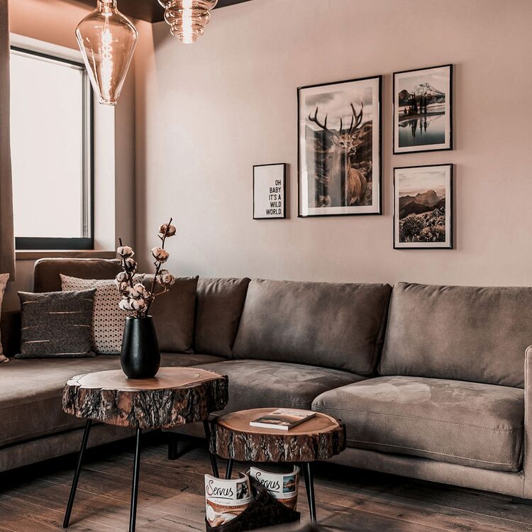 Gemütliches Hotelzimmer mit stilvoller Innenarchitektur und natürlicher Raumgestaltung für ein optimales Gästeerlebnis.