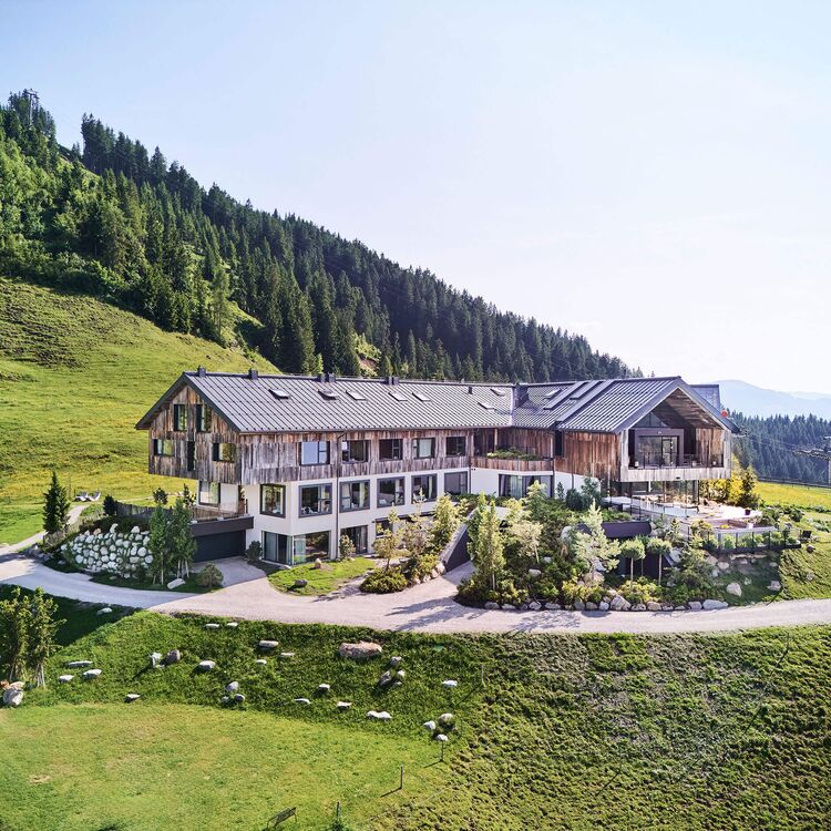 Das moderne Hotel in alpiner Architektur bietet ein einzigartiges Gästeerlebnis inmitten schöner Natur.