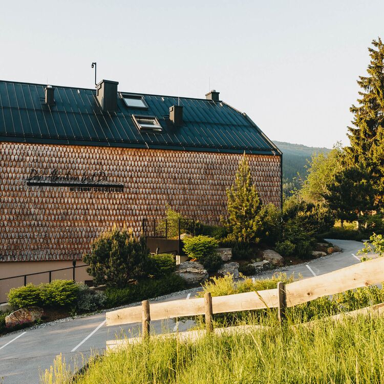 Moderne Hotelarchitektur harmoniert mit der alpinen Landschaft und bietet ein einzigartiges Gästeerlebnis in der Natur.