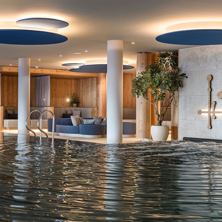 Moderne Hotelarchitektur mit einem eleganten Innenbereich und einem entspannenden Wasserbereich für Gästeerlebnis.