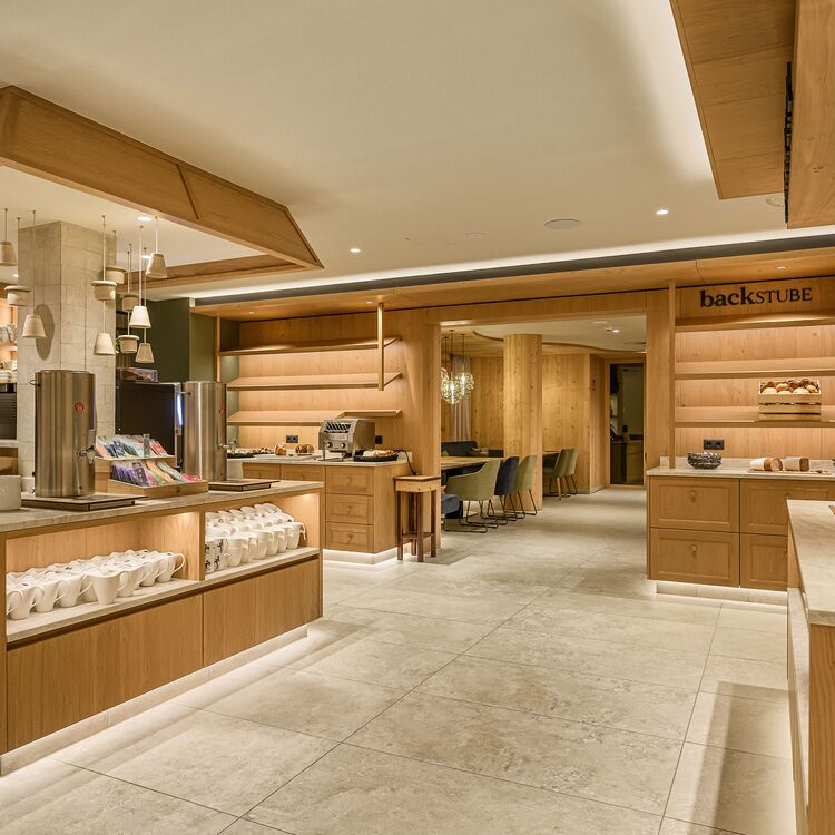 Moderne Innenarchitektur eines Hotelcafés mit Holzdetails und gemütlicher Atmosphäre für ein optimales Gästeerlebnis.