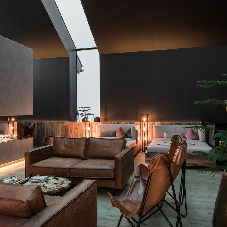 Moderne Innenarchitektur eines Hotels mit gemütlichen Sitzbereichen und natürlichen Elementen schafft ein einzigartiges Gästeerlebnis.