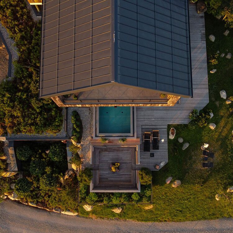 Luftaufnahme eines modernen Hotels mit Pool, ideal für innovative Hotelarchitektur und ein einzigartiges Gästeerlebnis.